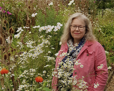 Melanie Taylor RHS Level 2 Certificate in Principles of Plant Growth and Development, RHS Level 2 Certificate in Practical Horticulture, Diploma in Garden Design, BA Hons American Studies, Postgrad Certificate in Coaching and Mentoring Practice